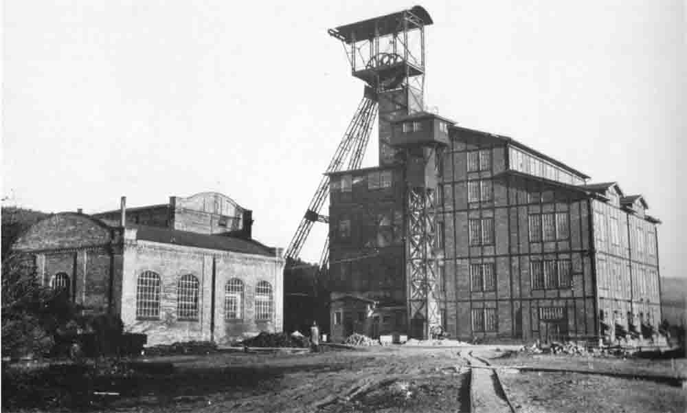 Schachtanlage der Grube Stahlberg. Sie war jahrhundertelang das bekannteste Erzbergwerk des iegerlandes. Teufe 660 Meter, 300 bis 400 Beschäftigte