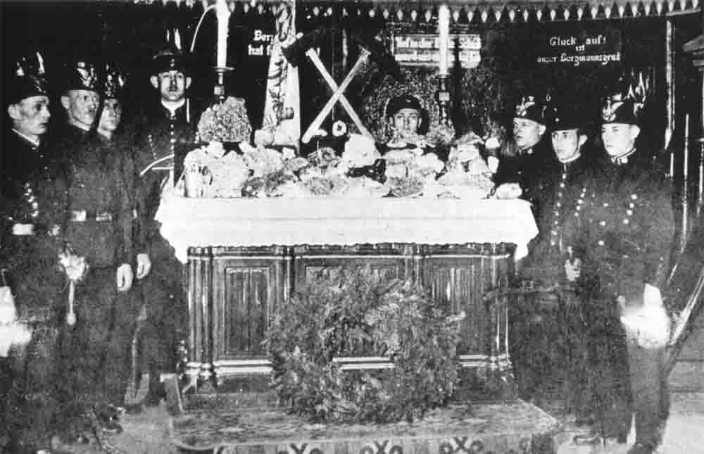 Knappen in ihren Trachten umstanden den mit kostbaren Erzen geschmückten Altar in der Müsener Kirche beim Abschied von ihrem Bergbau