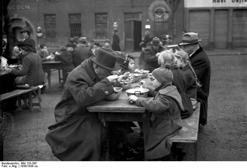 Öffentliches Eintopfessen zu Gunsten des WHW 1938 in Worms (Bild Deutsches Bundesarchiv)