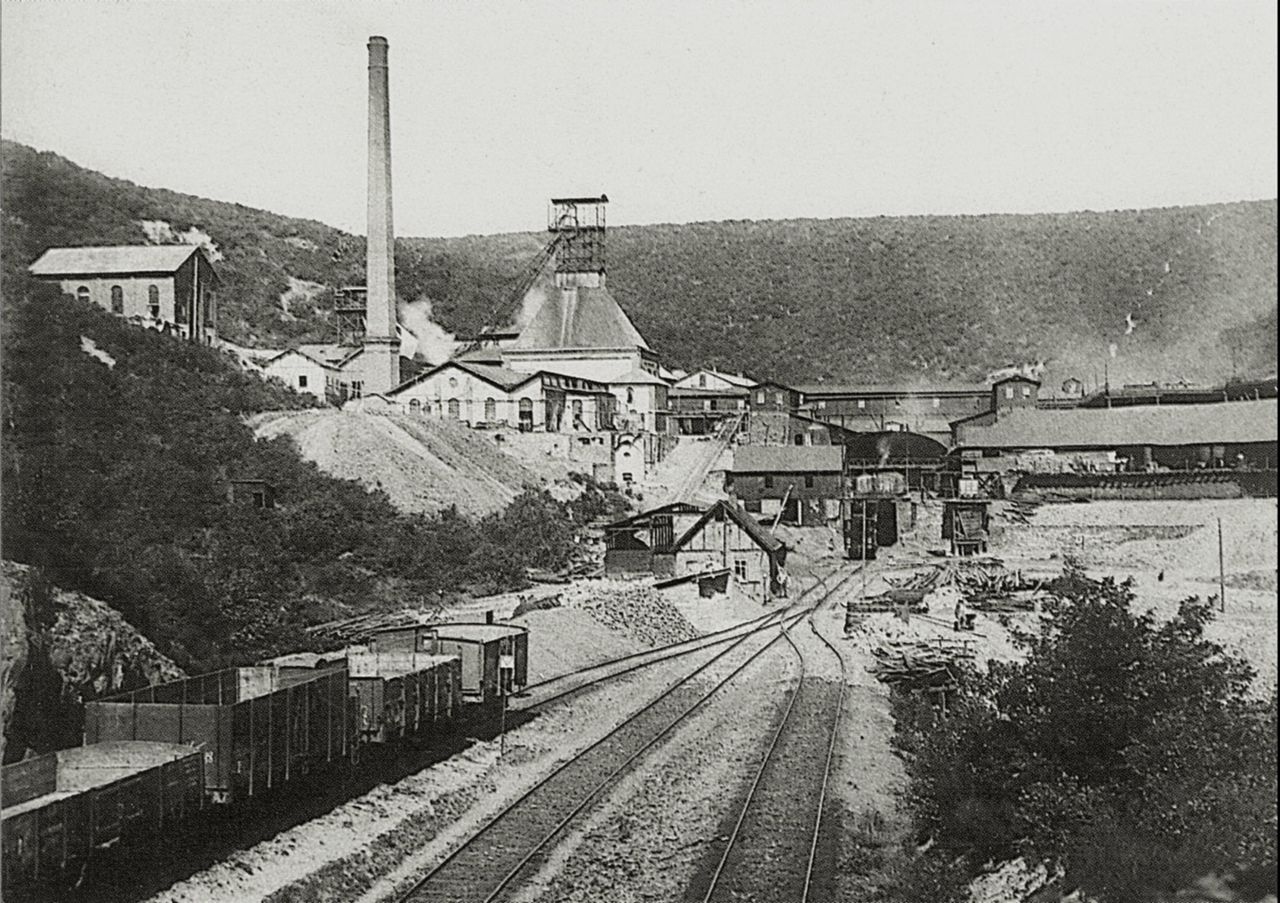 Die Grube Eisenzecher Zug um 1905 in Eiserfeld war zu ihrer Zeit die größte Spateisensteingrube Europas (Bild von einer Postkarte)