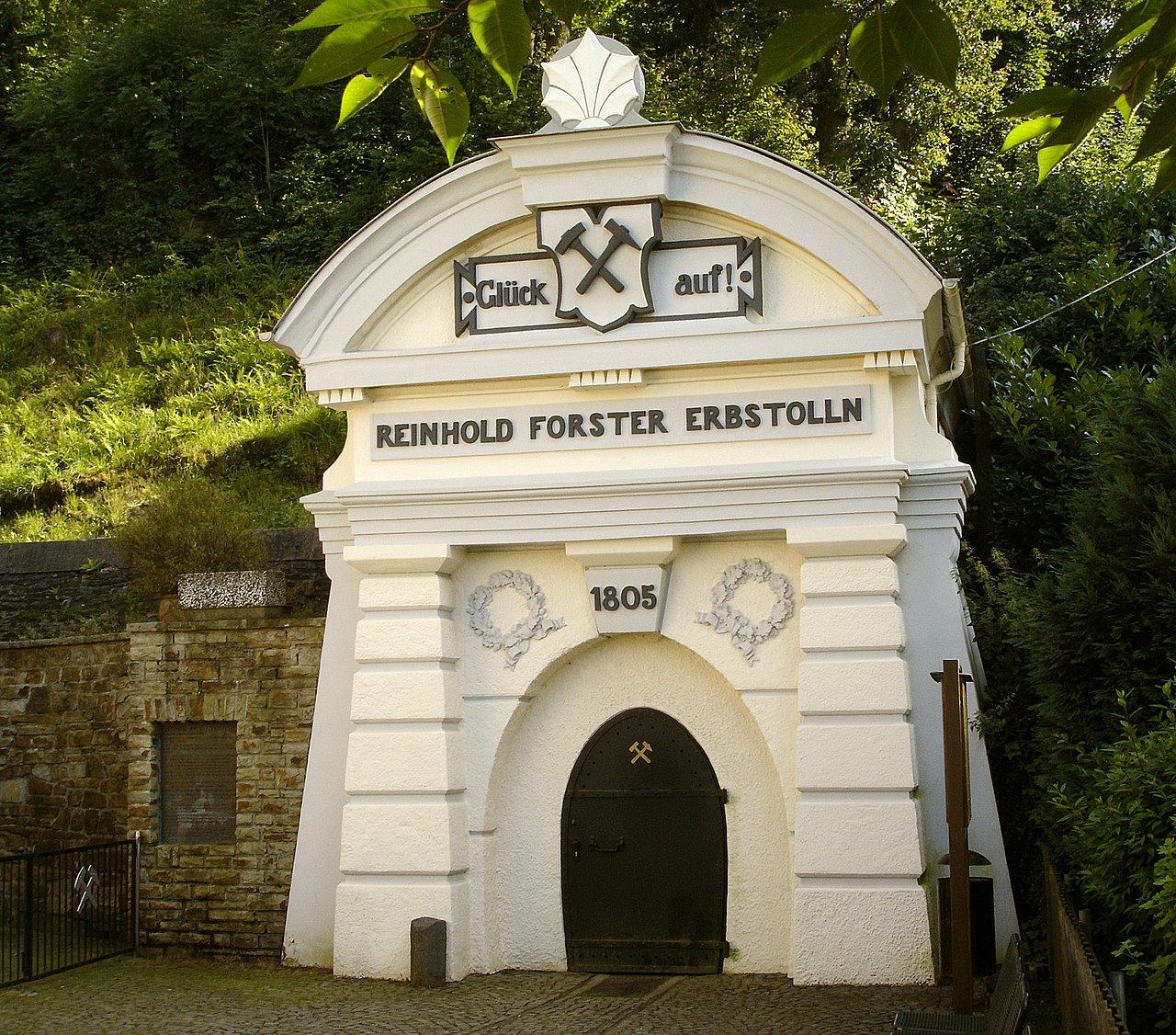 Eingangsportal des Reinhold Forster Erbstollen in Eiserfeld. Er wird heute als Schaubergwerk genutzt Bild von Bob Ionescu