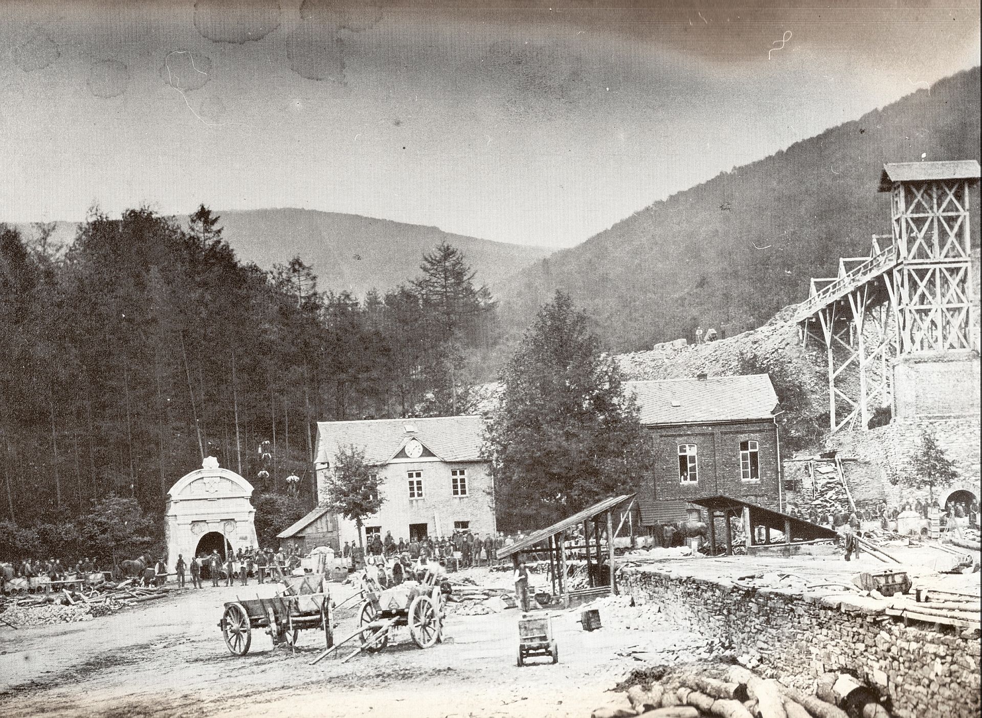 Reinhold Forster Erbstollen mit Verladeplatz und der Belegschaft im Jahr 1890 Bild von Trutzhard Irle Das alte Siegerland