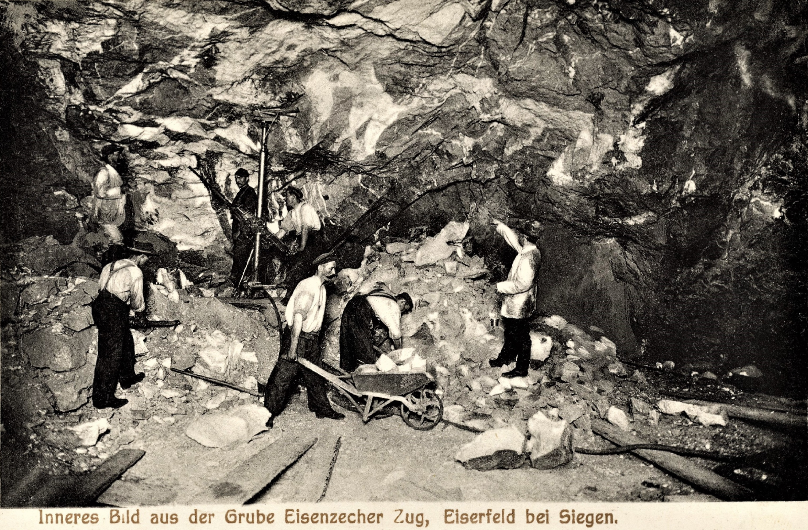 Eine Ansichtskarte der Grube Eisenzecher Zug mit Szene unter Tage im Jahr 1910