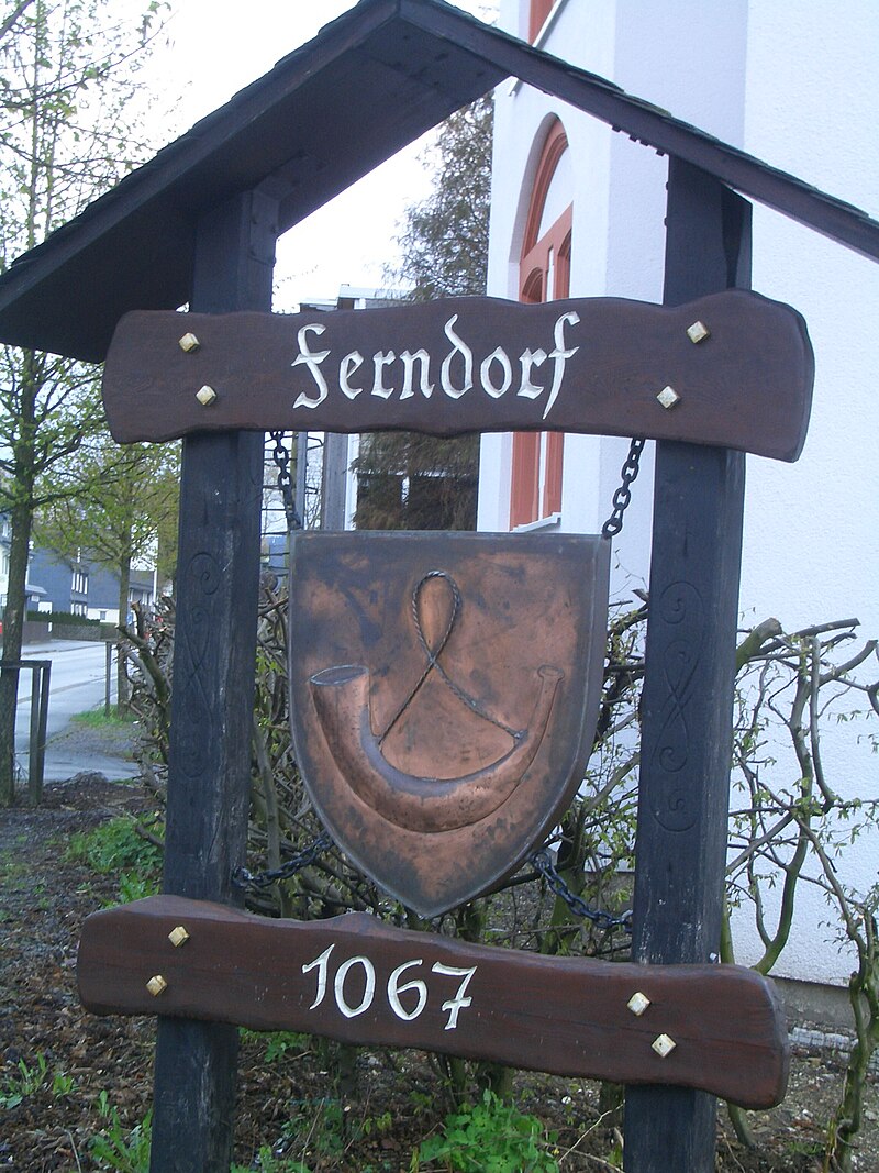 Das Wappen von Ferndorf am Ortseingang (Bild von Wikipedia Ferndorf)