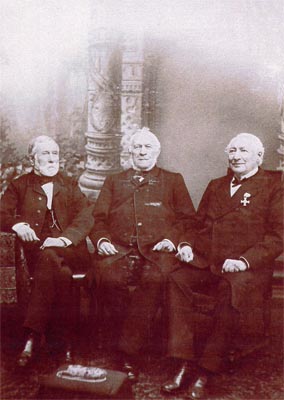 Drei der vier Brüder, die 1834 die Firma Gebr. Klein gründeten. Von links nach rechts: Aug. Klein (der Ältere), Geh. Kommerzienrat Friedr. Klein und Kommerzienrat Wilh. Klein