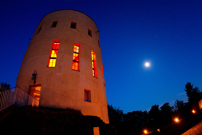 Ginsburgturm bei Nacht (Bild Stadt Hilchenbach)