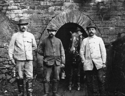 Vor dem Mundloch der Grube Heinrichssegen um 1900. v.l.n.r: Grubendirektor R. Franz, Steiger K. Flender und Betriebsführer Dietermann