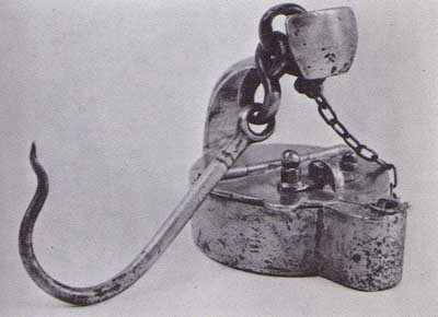 Froschlampe mit Riegelverschluss aus Messing. Sie wurde vom Markscheider getragen, um die einst wichtige Kompassnadel nicht abzulenken