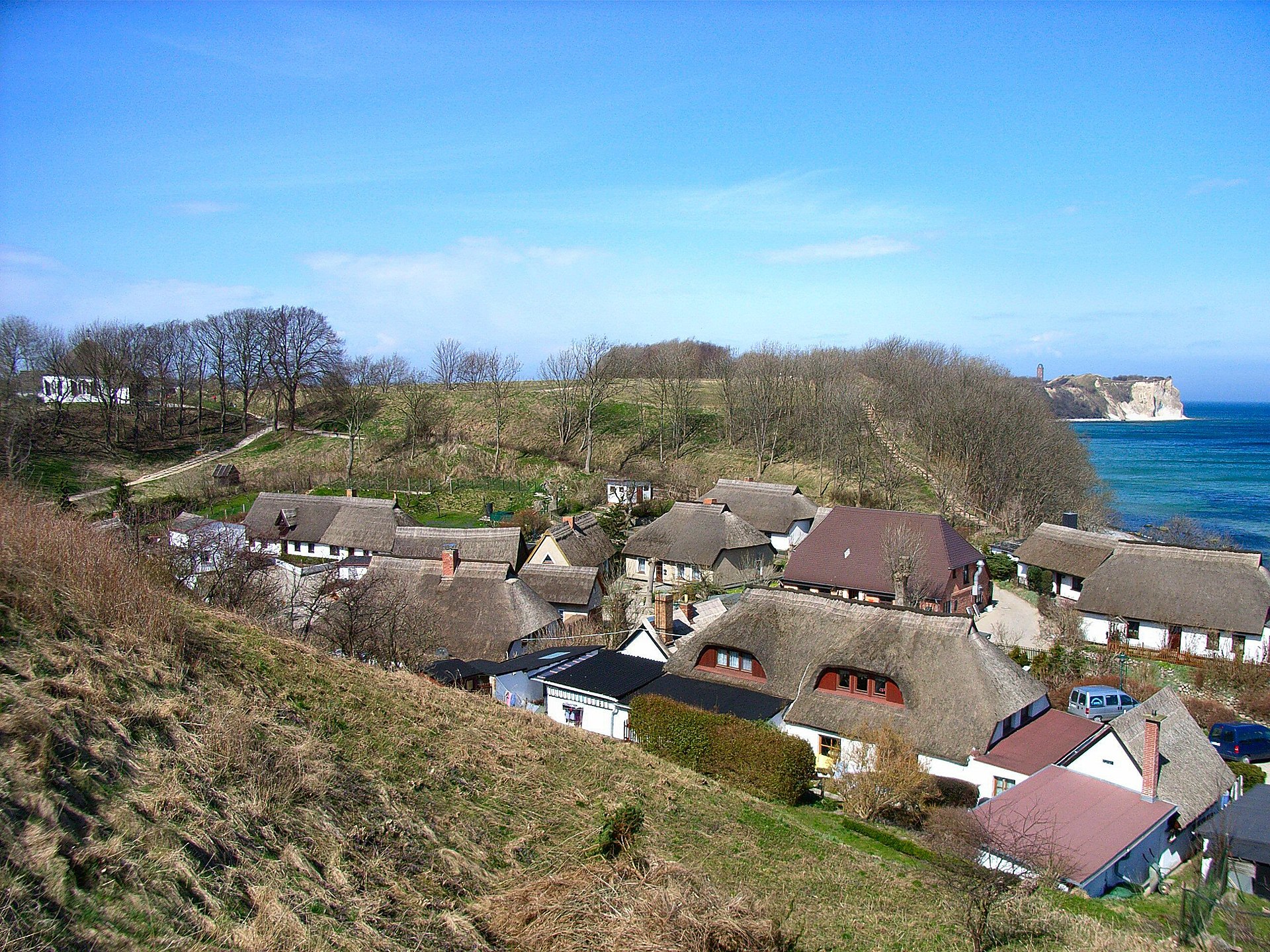Das Fischerdorf Vitt auf der Insel Rügen Im Hintergrund Kap Arkona (Bild Lapplaender - Eigenes Werk)