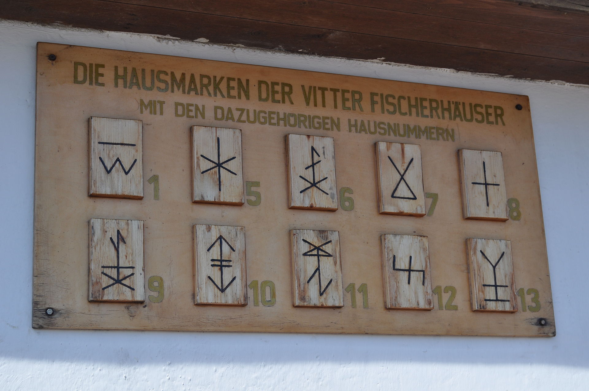 Die Hausmarken der Fischerhäuser in Vitt auf Rügen (Bild Chron-Paul - Eigenes Werk)