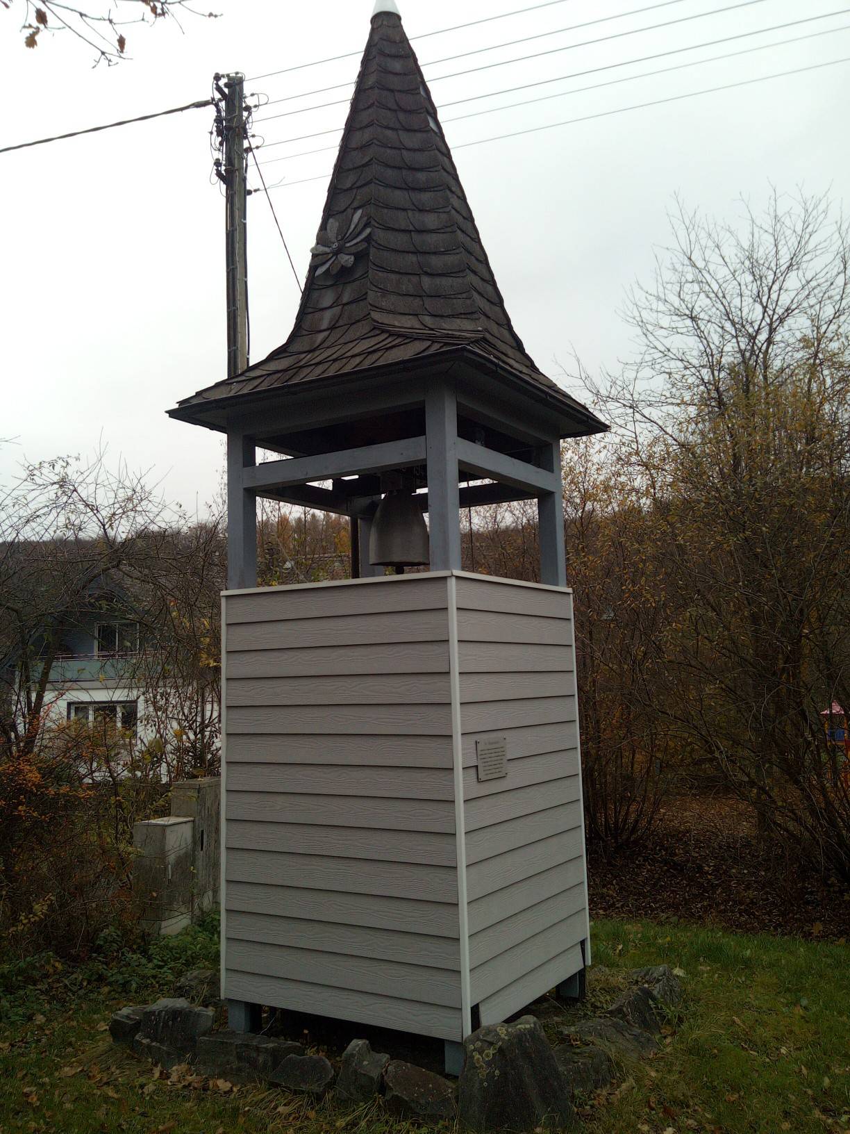 Der Mahnglockenturm am Dorfplatz in Helgersdorf (Fotto Stefan Rüger)