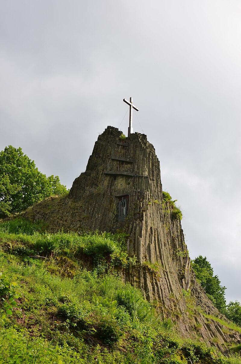 Der Druidenstein mit dem gewaltigen Basaltkegel Bild Philipp M. Moore