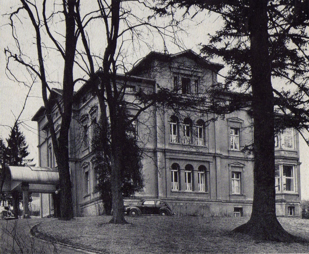 Das ehemalige Dahlbrucher Krankenhaus umringt von mächtigen Bäumen (Bild Stadt Hilchenbach)
