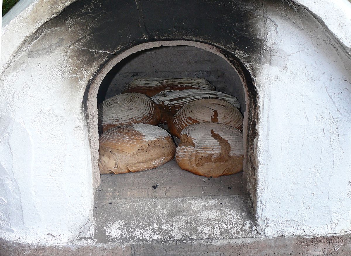 Brot im Steinbackofen (Bild JPK-Wikipedia)