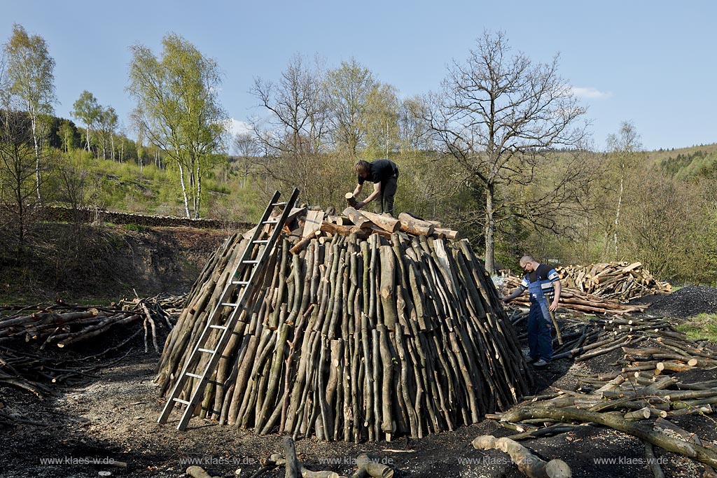 Aufbau von einem Kohlenmeiler in Walpersdorf (Bild Holger Klaes)