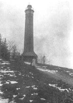 Der Aussichtsturm 1928 an einem trüben Wintertag