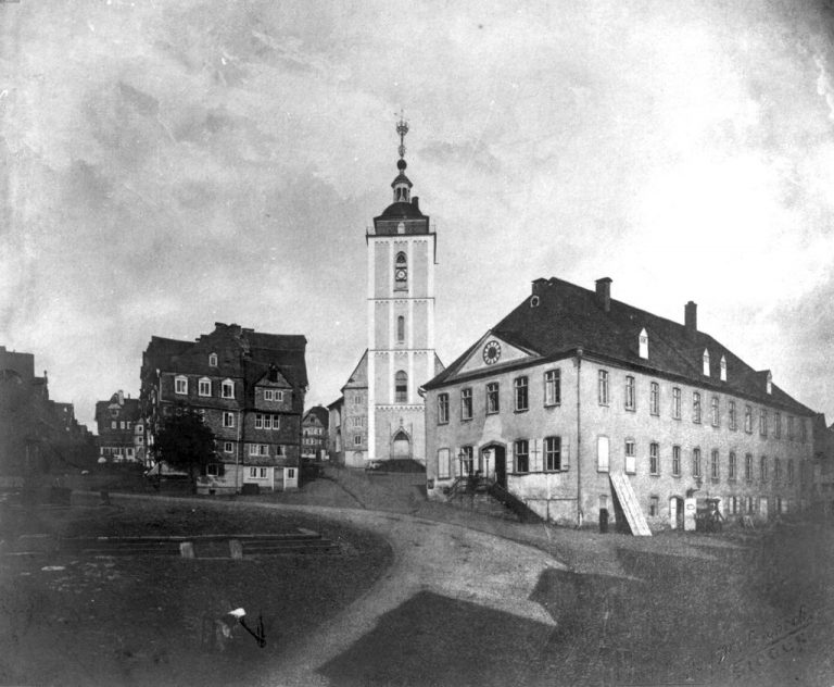 Der Klubb (links von der Nikolaikirche) vor seiner Zerstörung am 12./13. April 1869. Vorlage: Stadtarchiv Siegen.