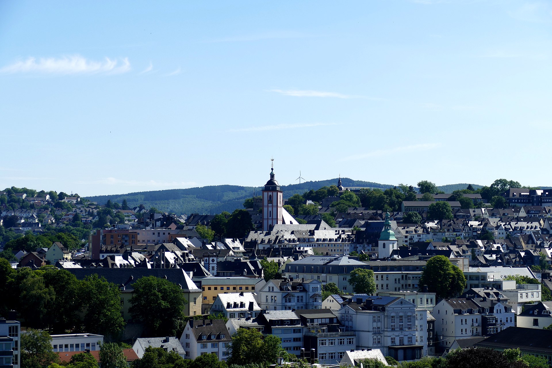 Blick vom Kreishaus in Richtung Oberstadt mit der Nikolaikirche und St. Marienkirche Bild Stadt Siegen