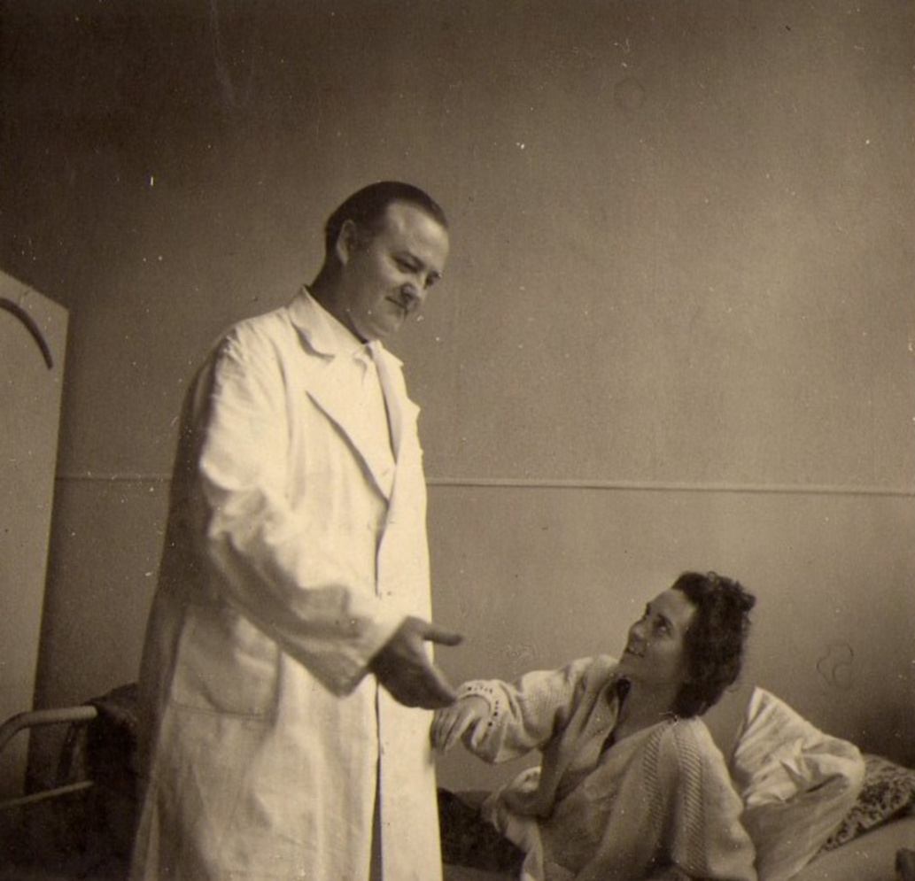 Der Chefarzt Dr. Stelbrink begrüßt eine Patientin