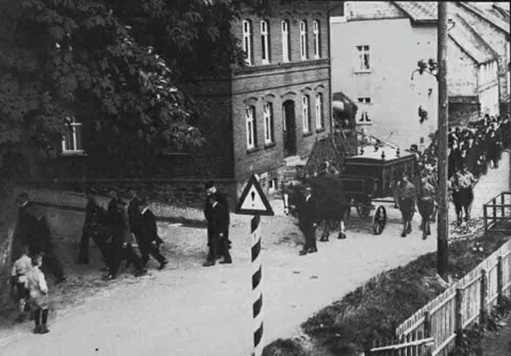 Leichenzug Anfang September 1932 zum alten Friedhof in Hilchenbach