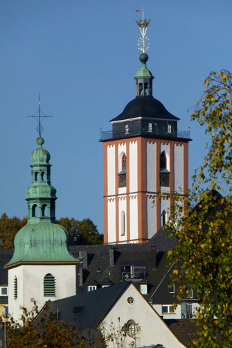Türme von St. Marien- und Nikolaikirche in Siegens Oberstadt (Bild aus Orte verbinden)