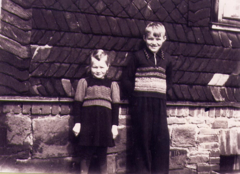 Der Autor mit seiner Schwester im Jahre 1947