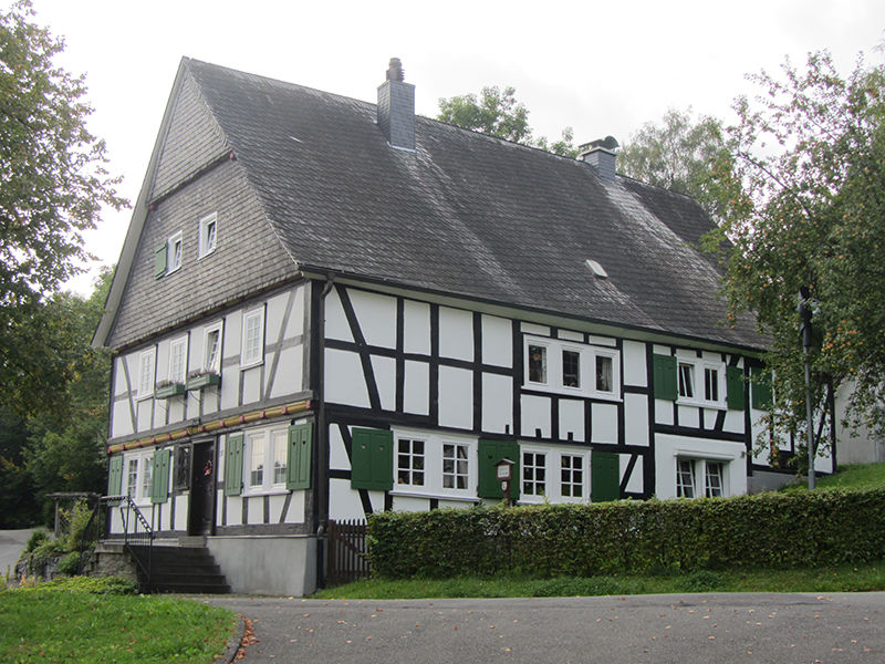 Das Pfarrhaus gegenüber der Kirche musste schon 1608 wegen Baufälligkeit oder weil es zu klein war abgebrochen werden und einem Neubau – dem heutigen Pfarrhaus – weichen. (Bild aus Sauerland Südwestfalen)