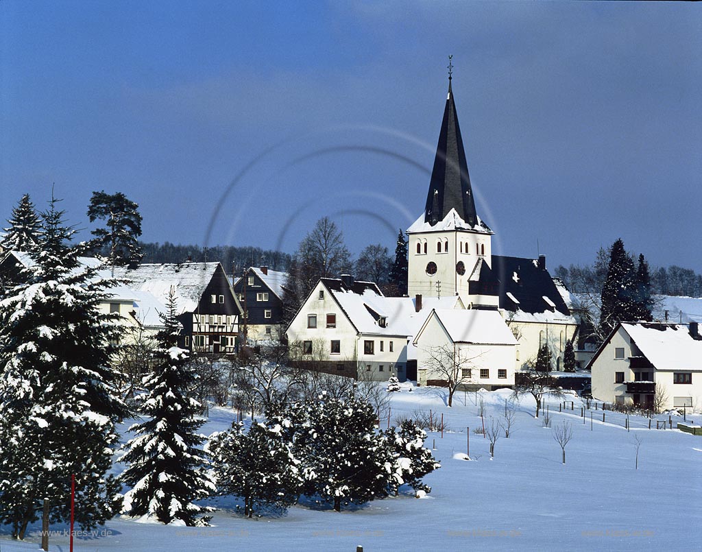 Winterstimmung in Oberholzklau mit Kirche (Bild Holger Klaes)