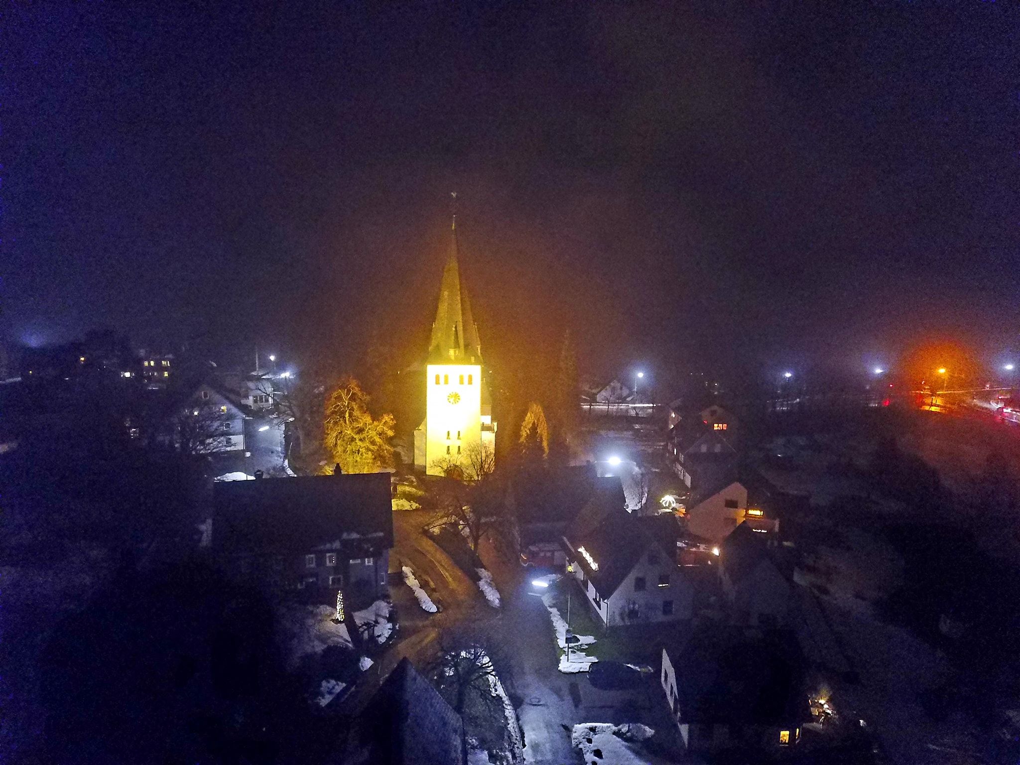 Kirche in Oberholzklau bei Nacht. (Aufnahme Armin Schwarz)