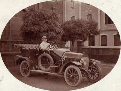 Albert Schmidt 1912 in seinem ersten Auto, ein Dürkop. Sehr interessant der Ersatzreifen am Fahrzeug