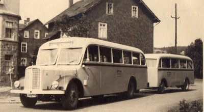 Linienbus mit Anhänger der Firma Albert Schmidt im Jubiläumsjahr 1953