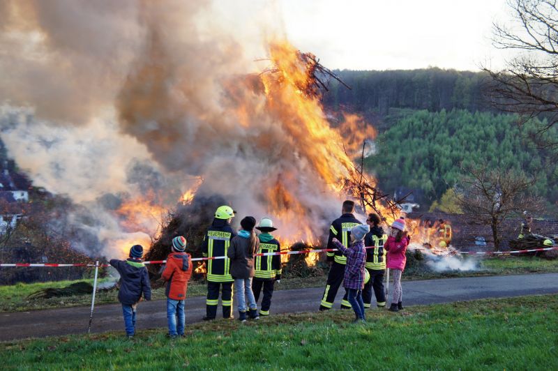 Osterfeuer in Wilnsdorf lockte zahlreiche Zuschauer (Bild aus wirsiegen)