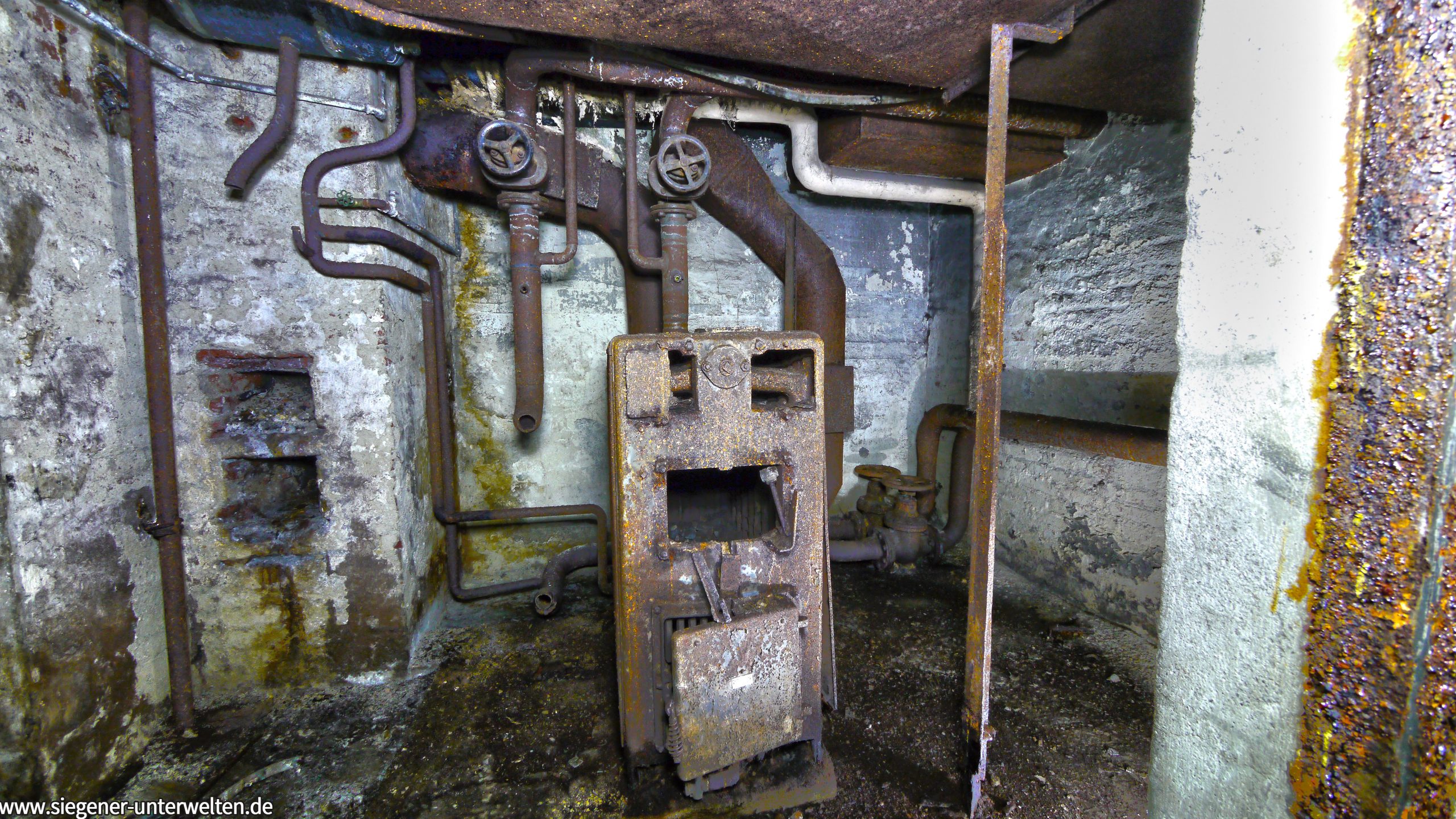 Bunker in der Hindenburgstraße, mit Heizungsanlage links der Schornstein  Bild www.siegener-unterwelt