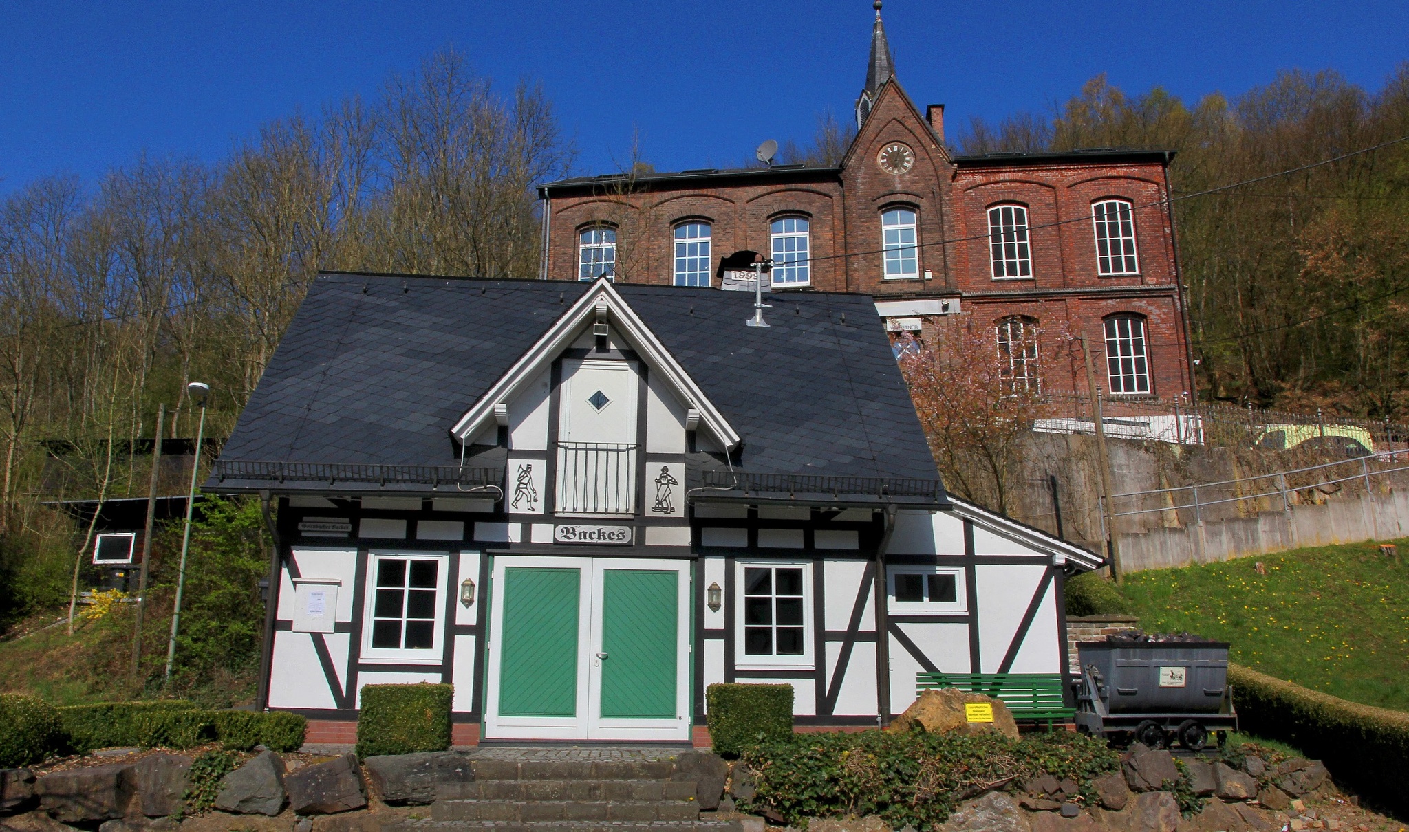 Das Backhaus dahinter die alte Schule in Gosenbach  Foto Dirk Herrmann