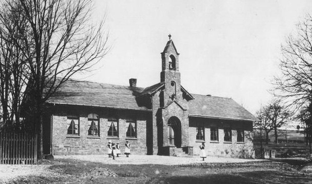 Die um einen Klassenraum erweiterte Dahlbrucher Schule im Jahre 1898. Die im Turm hängende Totenglocke hat bis 1962 die Dahlbrucher auf dem letzten Weg begleitet