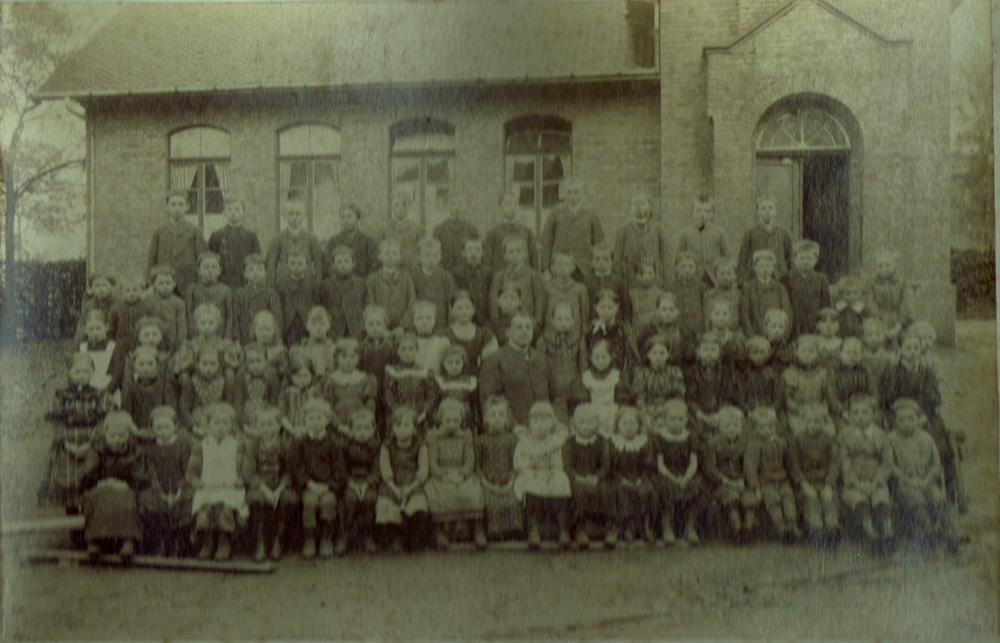Die noch einklassige Dahlbrucher Schule  mit ihren Schülern  und ihrem Lehrer Köhler im Jahre 1895