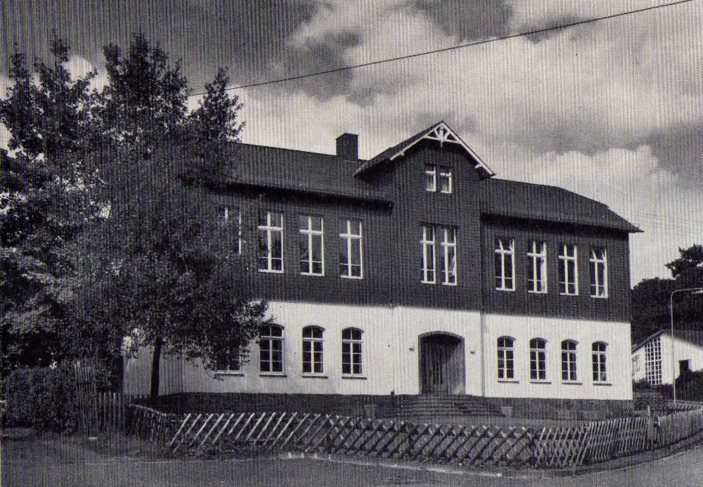 1907/1908 wurde das Schulgebäude auf dem Ernst,August, Platz aufgestockt, so dass vier Klassenräume da waren