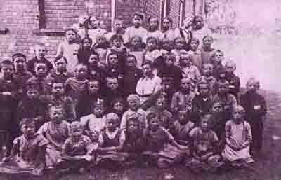 Schulkinder in Müsen mit ihrer Lehrerin 1908