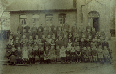 Die noch einklassige Dahlbrucher Schule im Jahre 1895 mit ihrem Lehrer Köhler