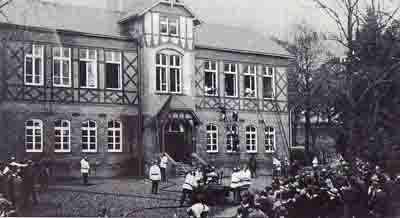 Übung der Freiwilligen Feuerwehr Dahlbruch an ihrer ev. Schule im Jahre 1922