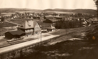 Der Dahlbrucher Bahnhof 1918 mit einem Teil der Schweisfurth