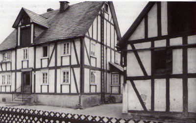 Fachwerkhaus Schweisfurth 15 mit Scheune. Es wurde vor 1840 errichtet und 1975 abgerissen