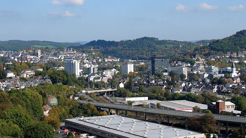 Siegen liegt in einem verzweigten Talkessel der oberen Sieg, in die innerhalb des Stadtgebiets Ferndorf und Weiß münden. (Foto H. Helmlecher Sept. 2011)