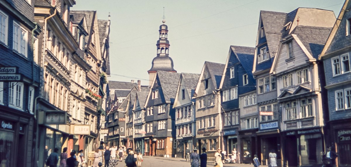 In der Poststraße im Sommer 1943 deren Häuser vom Turm der Marienkirche überragt werden. (Foto Erich Koch)