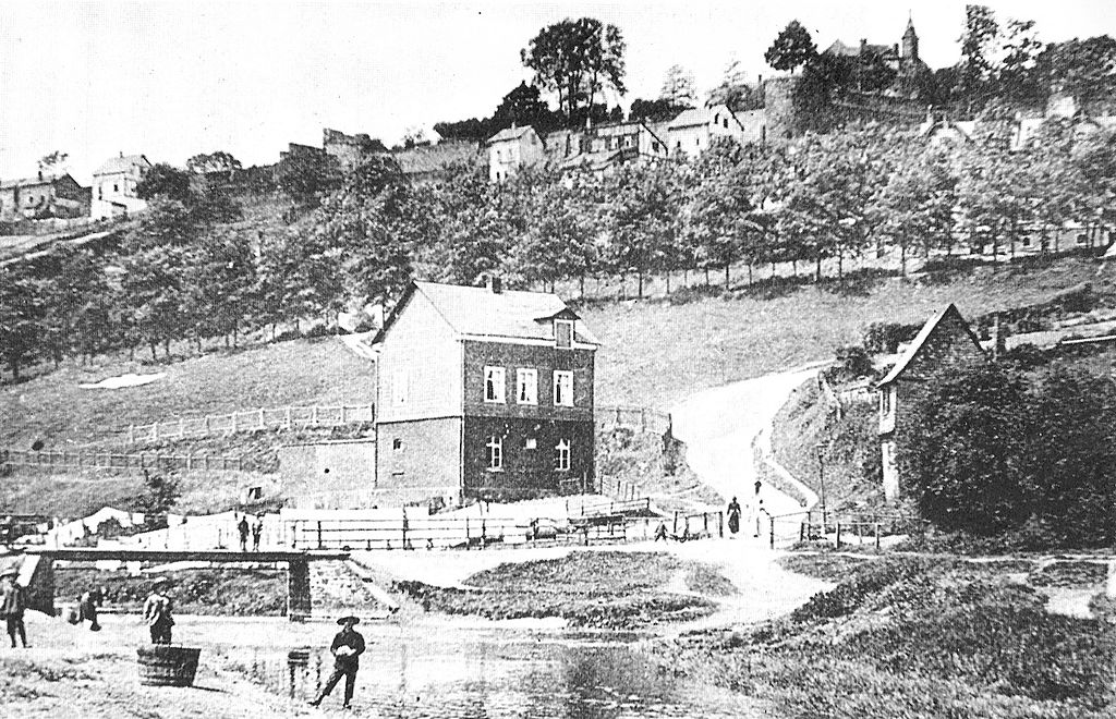 Der Ortsteil Hain am Osthang des Siegbergs auf einem Foto von 1909  (Autor unbekannt)