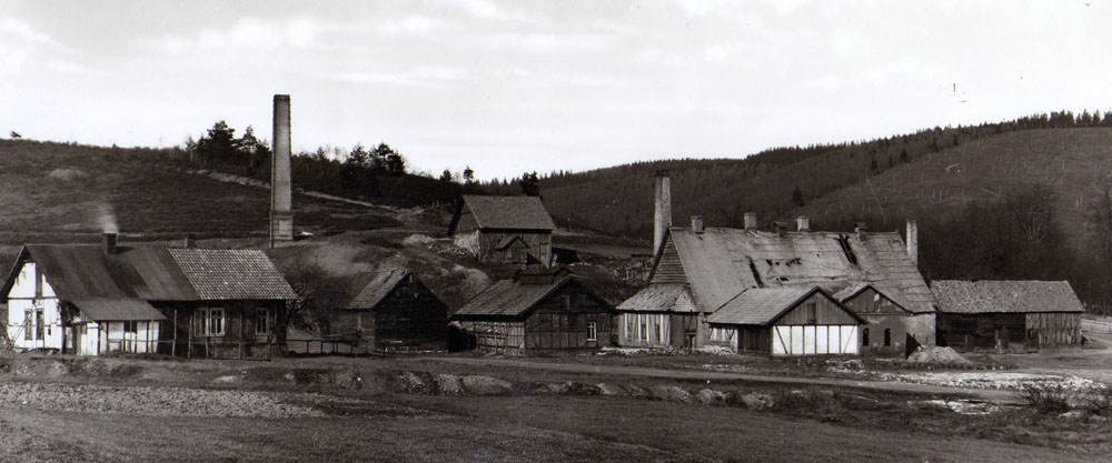 Die Rothenbacher Hütte war bis 1904 in Betrieb. Sie stand da, wo sich von Müsen aus kommend die Wege nach Silberg und Littfeld trennen