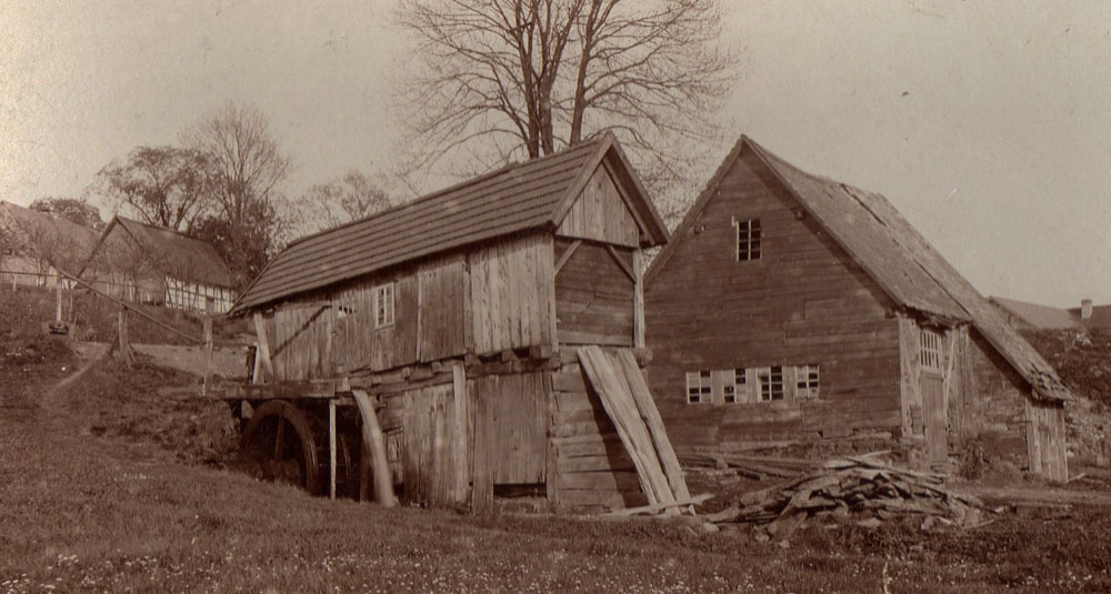 Die Dahlbrucher Schneidemühle vor 1900. Links ist das Wasserad zu sehen und dahinter das Haus Weber an der heutigen Hochstraße