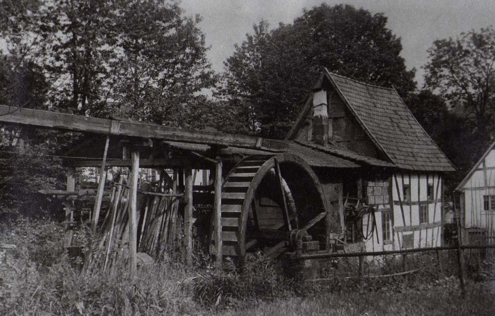 Die alte Stellmacherei Wilhelm Freudenberg in Allenbach mit einem mächtigen Wasserrad. Die Aufnahme entstand 1905
