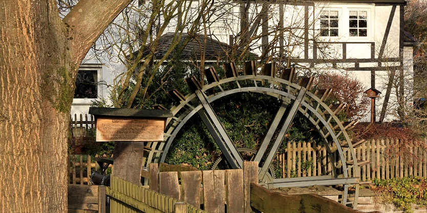 Das unterschlächtige Wasserrad in Langenholdinghausen wurde 1908 nach Art des &#39;Züppinger Wasserrades gebaut&#39;  (Bild Heimatverein.de)